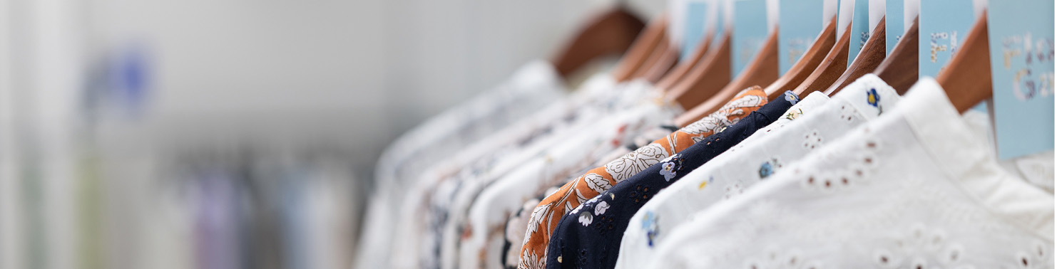 ハンガーにかかった衣服